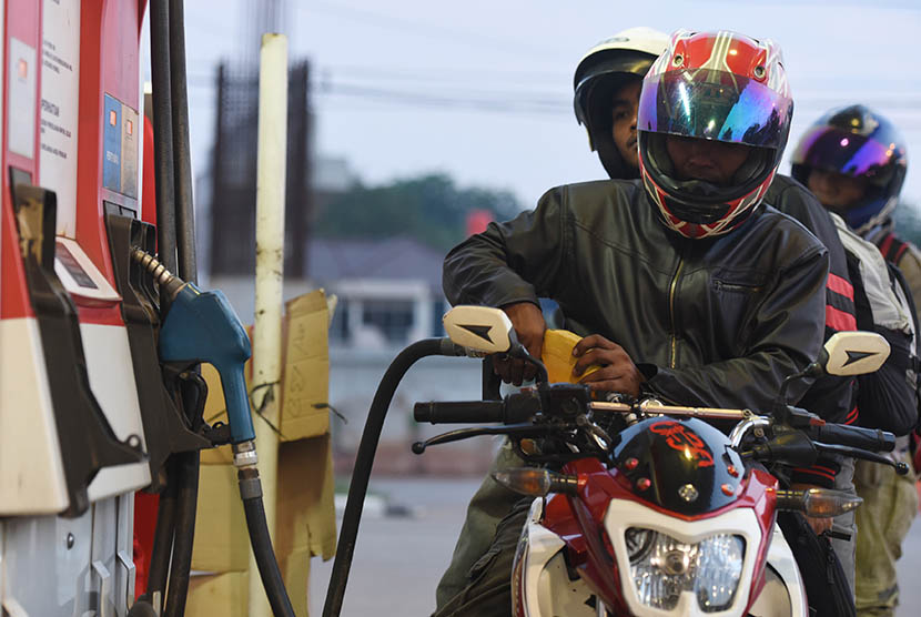 Pengendara sepeda motor mengisi bahan bakar jenis Premium di salah satu SPBU di Jakarta.  (Antara/Hafidz Mubarak A)