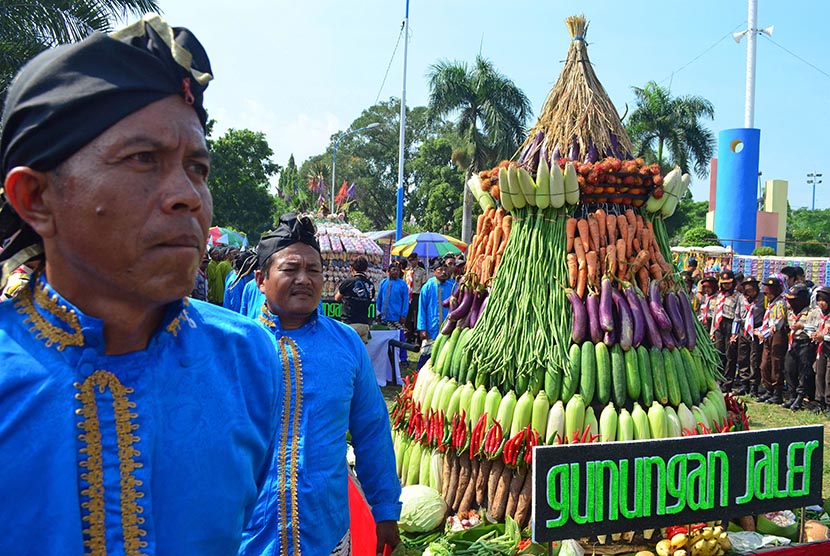 Warga mengikuti Grebeg Maulid Nabi Muhammad SAW di Kota Madiun, Jawa Timur, Kamis (24/12). 