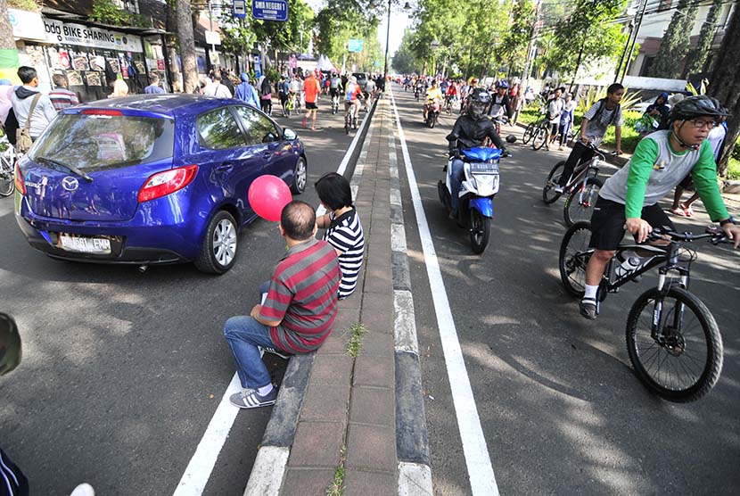  Sejumlah pejalan kaki dan kendaraan melintasi ruas jalan Ir. H. Djuanda, Bandung, Ahad (27/12). (Republika/Septianjar Muharam)