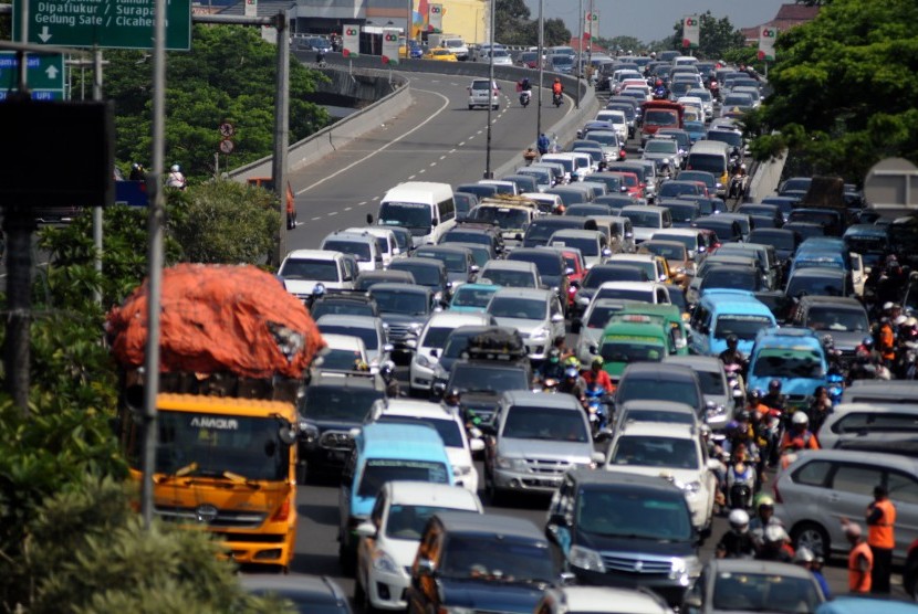 Sejumlah kendaraan memadati jalan dari arah Jempatan Pasupati menuju Tol Pasteur, Bandung.