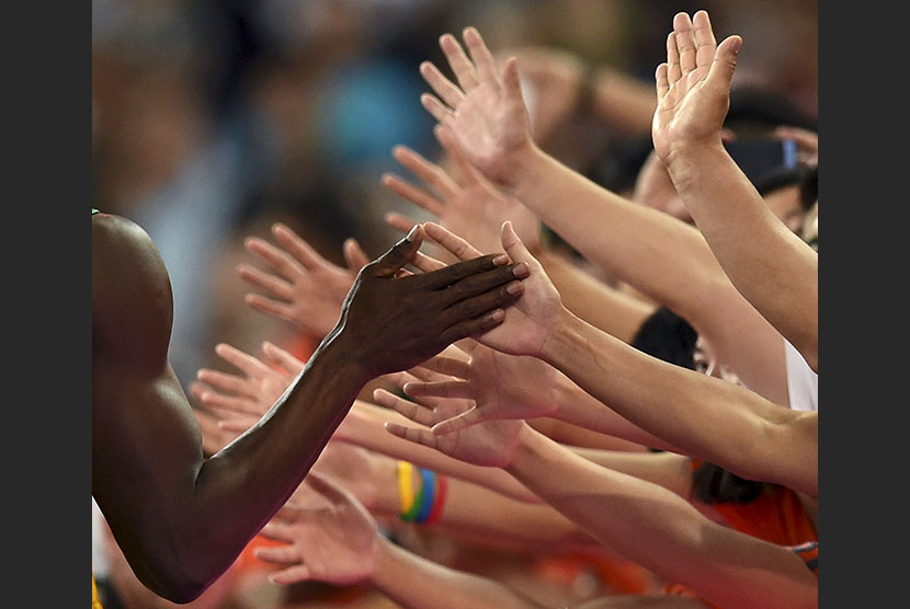  Pelari USain Bolt dari Jamaica disambut fans usai bertanding pada Kejuaraan Dunia Atletik di Beijing.   (Reuters/Dylan Martinez)