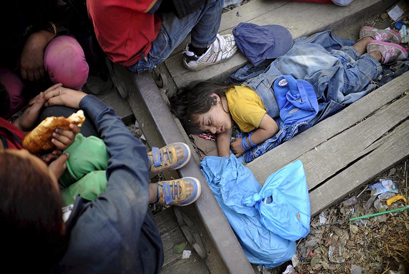  Anak pengungsi Suriah berusia empat tahun terlelap tidur.   (REUTERS/Ognen Teofilovski)
