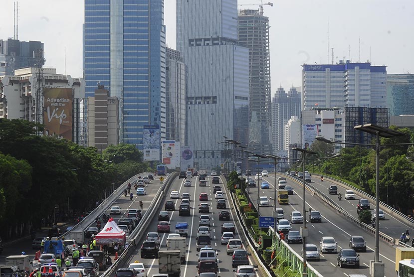 Petugas kepolisian mengatur lalu lintas kendaraan saat uji coba jalan layang (fly over) Kuningan sisi Selatan di Jakarta, Rabu (30/12).  (Antara/Wahyu Putro A)