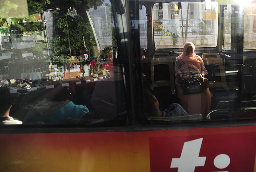 Penumpang menaiki Bus Transjakarta di Halte Pasar Baru, Jakarta, Kamis (31/12).  (Antara/Wahyu Putro)