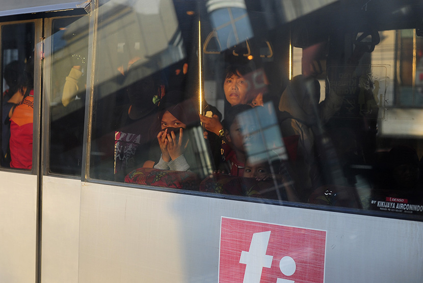 Penumpang menaiki Bus Transjakarta di Halte Harmoni, Jakarta, Kamis (31/12).  (Antara/Wahyu Putro)