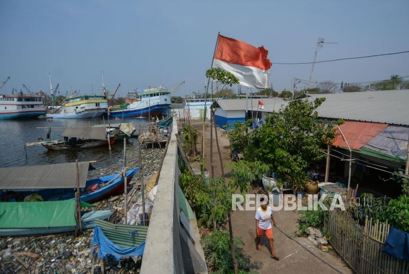 Warga beraktifitas di Kampung Akuarium, Penjaringan, Jakarta Utara, Kamis (3/10/2019).