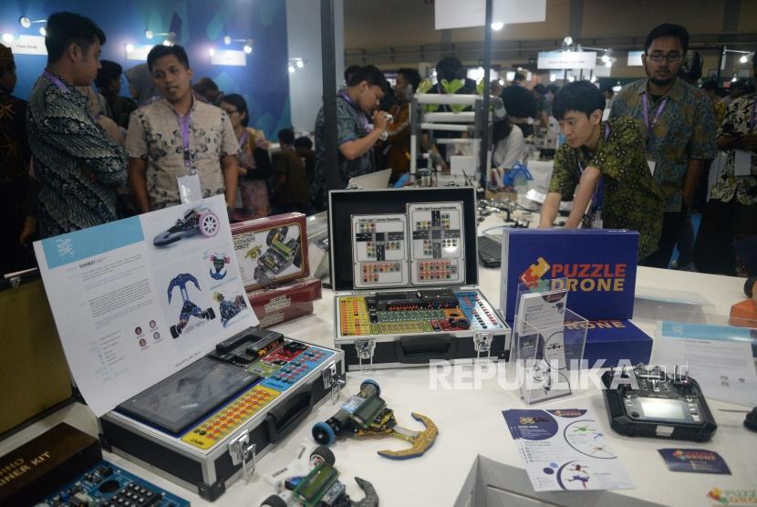 Pengunjung melihat prduk/inovasi yang dipamerkan pada Pameran Inovator Inovasi Indonesia Expo (I3E) 2019 di Jakarta Convention Center, Kamis (3/10).