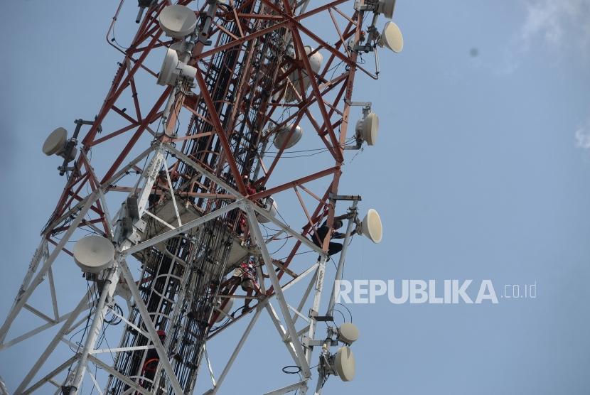 Perawatan Perangkat BTS. Teknisi memeriksa pemancar sinyal di BTS XL Axiata di Yogyakarta, Kamis (3/10/2019).