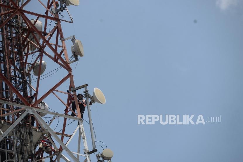 Perawatan Perangkat BTS. Teknisi memeriksa pemancar sinyal di BTS XL Axiata di Yogyakarta, Kamis (3/10/2019).