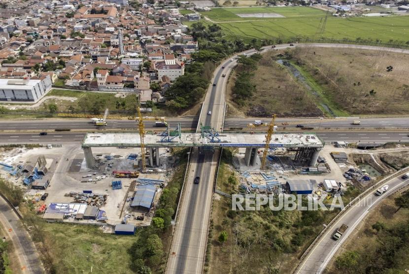 Foto udara jembatan penghubung (bridge continuos beam) perlintasan kereta cepat Jakarta-Bandung di Buahbatu, Kota Bandung, Kamis (3/10).