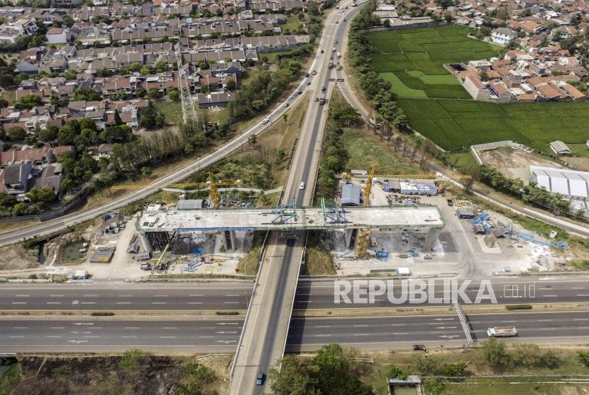 Foto udara jembatan penghubung (bridge continuos beam) perlintasan kereta cepat Jakarta-Bandung di Buahbatu, Kota Bandung, Kamis (3/10).