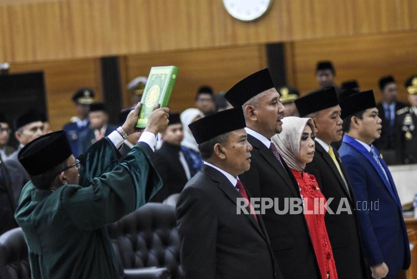 Ketua DPRD Provinsi Jawa Barat Brigjen TNI (Purn) Taufik Hidayat (kiri) bersama empat Wakil Ketua DPRD Provinsi Jawa Barat melakukan sumpah jabatan dalam rapat paripurna pengucapan sumpah janji pimpinan DPRD Provinsi Jawa Barat yang digelar di Gedung DPRD Provinsi Jawa Barat, Kota Bandung, Kamis (3/10).