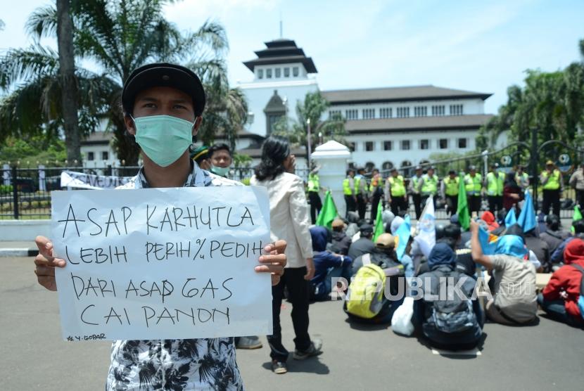 Peserta aksi yang tergabung dalam Pengurus Wilayah Pelajar Islam Indonesia (PII) menggelar aksi di depan, Gedung Sate, Kota Bandung, Kamis (3/10).