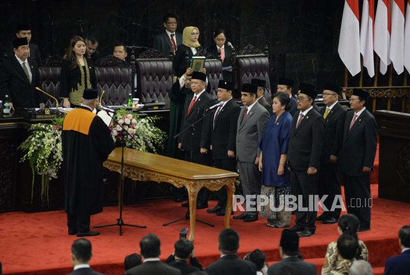 Ketua Mahkamah Agung (MA) M Hatta Ali memimpin pengucapan sumpah jabatan pimpinan MPR periode 2019-2024 dalam rapat Paripurna MPR di Gedung Nusantara, Kompleks Parlemen, Senayan, Jakarta,Kamis (3/10).