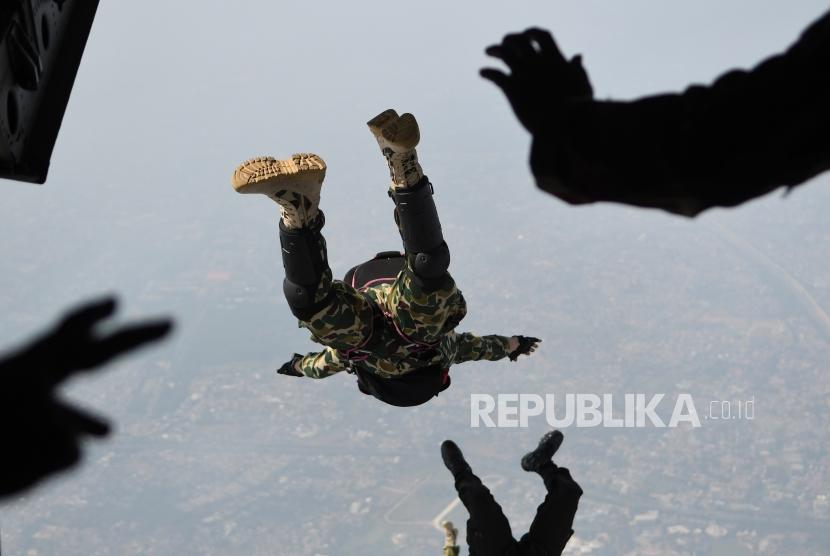 Prajurit TNI melakukan terjun bebas (free fall) dari pesawat udara CN 295 milik Skadron Udara 2 Lanud Halim Perdanakusuma di ketinggian 7000 kaki di atas Lanud Halim Perdanakusuma, Jakarta Timur, Kamis (3/10/2019).