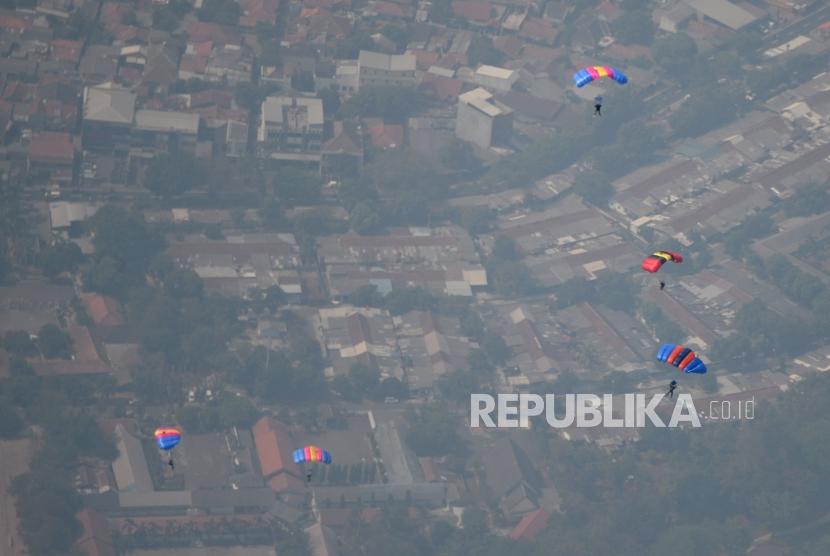 Prajurit TNI melakukan terjun bebas (free fall) dari pesawat udara CN 295 milik Skadron Udara 2 Lanud Halim Perdanakusuma di ketinggian 7000 kaki di atas Lanud Halim Perdanakusuma, Jakarta Timur, Kamis (3/10/2019).