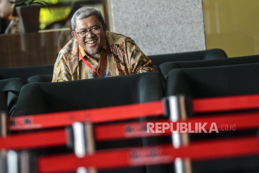 Mantan Gubernur Jawa Barat Ahmad Heryawan bersiap menjalani pemeriksaan di gedung Merah Putih KPK, Jakarta, Jumat (4/10).