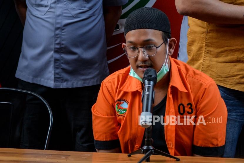Artis Rifat Umar alias RU tersangka kasus narkoba saat konferensi pers terkait ungkap kasus narkoba di Direktorat Narkoba Polda Metro Jaya, Jakarta, Jumat (4/10/2019).