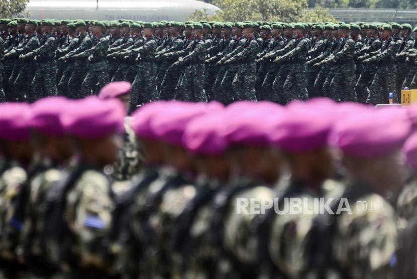 Sejumlah pasukan TNI melakukan defile pada upacara perayaan HUT TNI di Lanud Halim Perdanakusuma, Jakarta, Sabtu (5/10).
