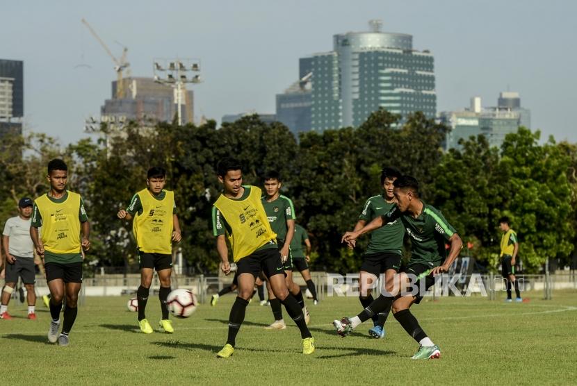 Sejumlah pesepakbola Timnas U-23 saat melakukan latihan di kompleks Gelora Bung Karno, Jakarta, Sabtu (5/10).