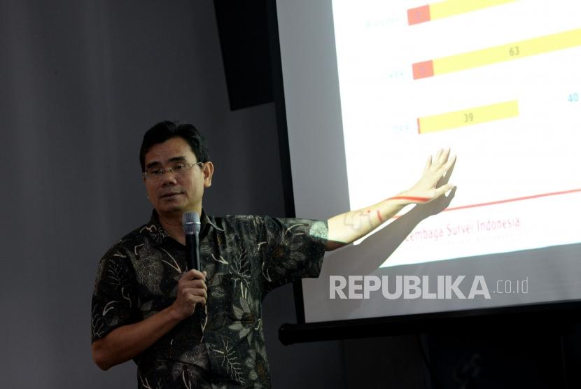 Direktur Eksekutif Lembaga Survei Indonesia (LSI) menyampaian temuan survei terkait perppu UU KPK dan gerakan mahasiswa di mata publik, Jakarta, Ahad (6/10).