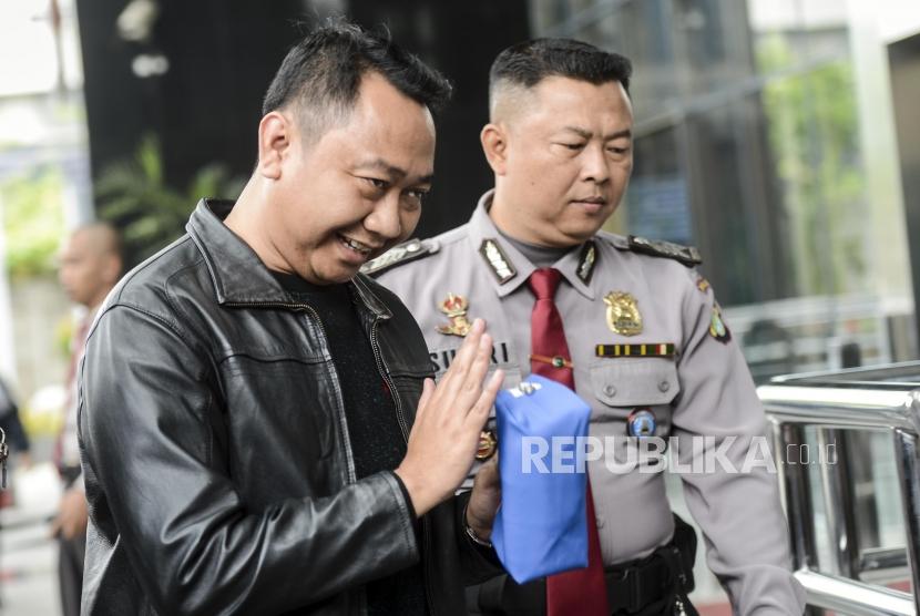 Bupati Lampung Utara, Agung Ilmu Mangkunegara (kiri) saat tiba untuk melakukan pemeriksaan di Gedung Merah Putih KPK, Jakarta, Senin (7/10).