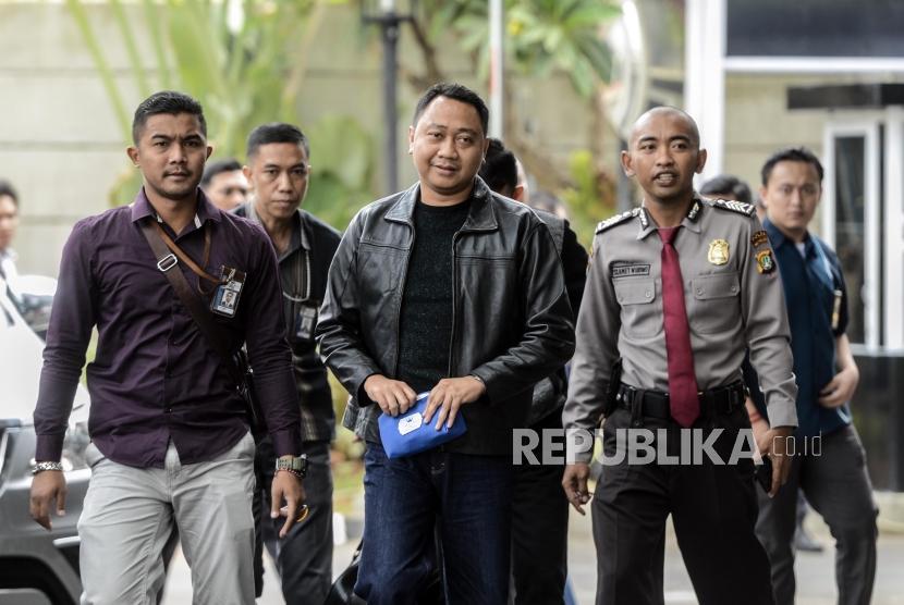 Bupati Lampung Utara, Agung Ilmu Mangkunegara saat tiba untuk melakukan pemeriksaan di Gedung Merah Putih KPK, Jakarta, Senin (7/10).