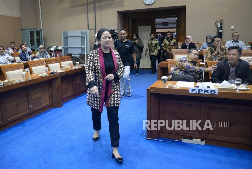 Ketua DPR Puan Maharani bersama pimpinan DPR bersiap memimpin rapat pimpinan fraksi - fraksi DPR di ruang Komisi VII, Komplek Parlemen, Senayan, Jakarta, Senin (7/10).