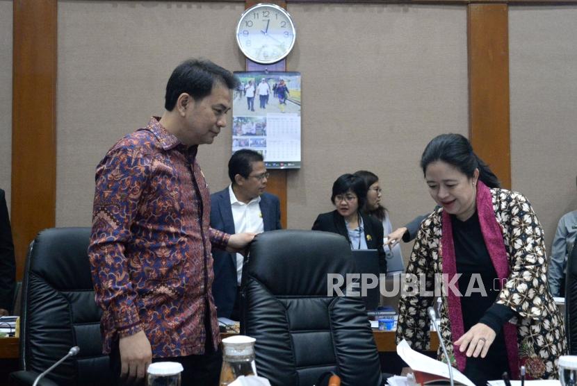 Ketua DPR Puan Maharani bersama pimpinan DPR bersiap memimpin rapat konsultasi bersama pimpinan fraksi - fraksi DPR di ruang Komisi VII, Komplek Parlemen, Senayan, Jakarta, Senin (7/10).