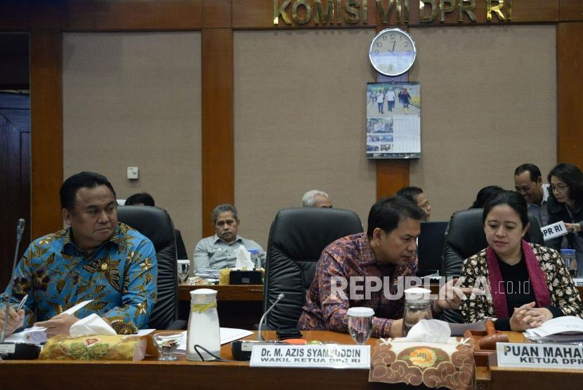 Ketua DPR Puan Maharani bersama pimpinan DPR bersiap memimpin rapat konsultasi bersama pimpinan fraksi - fraksi DPR di ruang Komisi VII, Komplek Parlemen, Senayan, Jakarta, Senin (7/10).