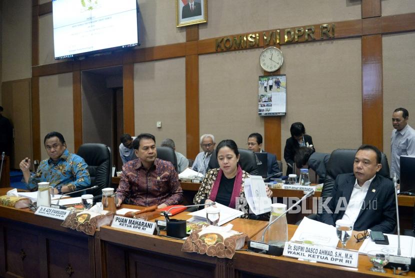 Ketua DPR Puan Maharani bersama pimpinan DPR bersiap memimpin rapat konsultasi bersama pimpinan fraksi - fraksi DPR di ruang Komisi VII, Komplek Parlemen, Senayan, Jakarta, Senin (7/10).