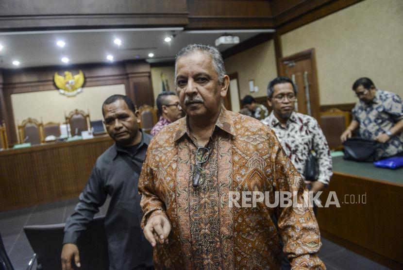 Terdakwa kasus dugaan suap proyek PLTU Riau-1, Sofyan Basir usai menjalani sidang tuntutan di Pengadilan Tipikor, Jakarta, Senin (7/10).