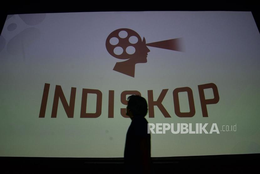 Pengujung berada dalam ruangan bioskop rakyat Indiskop di Pasar Teluk Gong, Jakarta Utara, Senin (7/10).