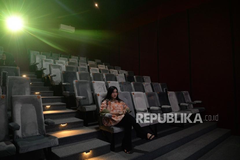 Pengujung berada dalam ruangan bioskop rakyat Indiskop di Pasar Teluk Gong, Jakarta Utara, Senin (7/10).