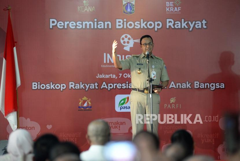 Gubernur DKI Jakarta, Anies Baswedan  memberikan sambutan pada peresmian bioskop rakyat Indiskop di Pasar Teluk Gong, Jakarta Utara, Senin (7/10).
