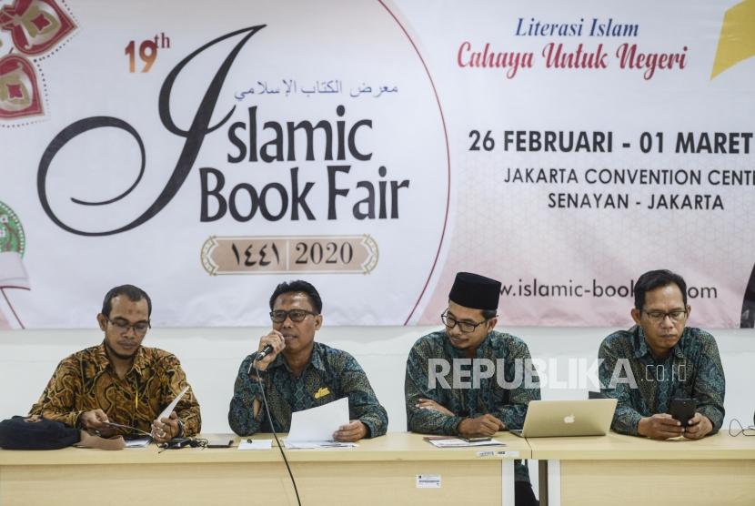 Ketua Islamic Book Fair (IBF) Syahruddin El Fikri bersama Ketua Bidang Khaerudin, Wakil Ketua IBF Husni Kamil, Ketua Bidang Promosi Tatang Sundesyah (dari kiri) memberikan paparan saat acara launching Islamic Book Fair di Jakarta, Selasa (8/10).