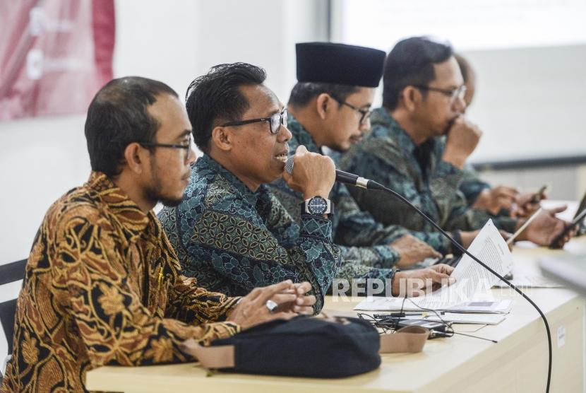 Ini Agenda Hari Pertama IBF 2020. Foto: Ketua Islamic Book Fair (IBF) Syahruddin El Fikri bersama Ketua Bidang Khaerudin, Wakil Ketua IBF Husni Kamil, Ketua Bidang Promosi Tatang Sundesyah (dari kiri) memberikan paparan saat acara launching Islamic Book Fair di Jakarta, Selasa (8/10).