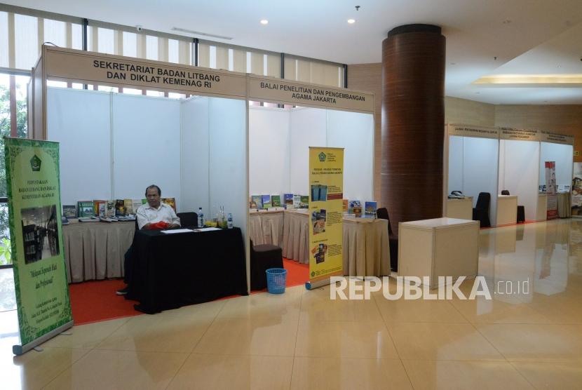 Suasana pameran buku pada rangkaian acara 1st International Conference On Religion and Eduction (INCRE) di Bintaro, Tanggerang Selatan, Banten, Selasa (8/10).