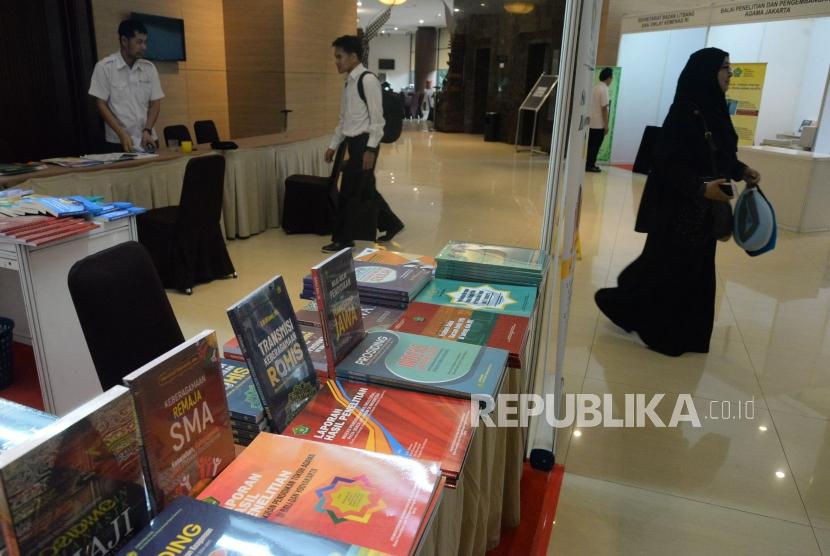 Suasana pameran buku pada rangkaian acara 1st International Conference On Religion and Eduction (INCRE) di Bintaro, Tanggerang Selatan, Banten, Selasa (8/10).
