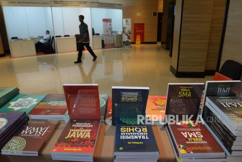Penjaga stand merapikan buku-buku yang dipamerankan pada rangkaian acara 1st International Conference On Religion and Education (INCRE) di Bintaro, Tanggerang Selatan, Banten, Selasa (8/10).
