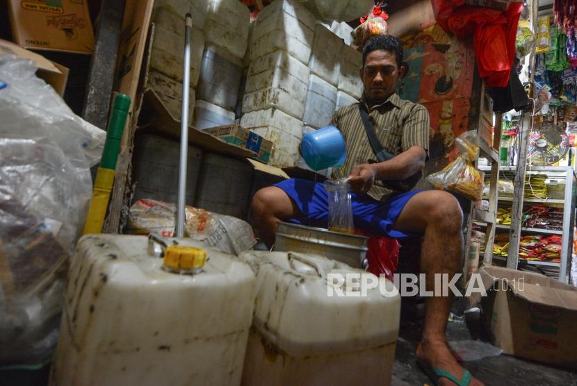 Pedagang mengemas minyak curah di ruko sembako Pasar Kebayoran Lama, Jakarta, Selasa (8/10/2019).