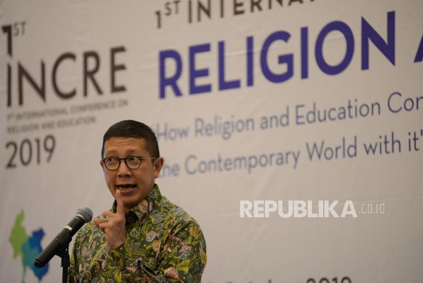 Menteri Agama Lukman Hakim Saifuddin memberikan sambutan pada pembukaan 1st International Conference on Religion and Education (INCRE) di Bintaro, Tangsel, Banten,Selasa (8/10) malam. 