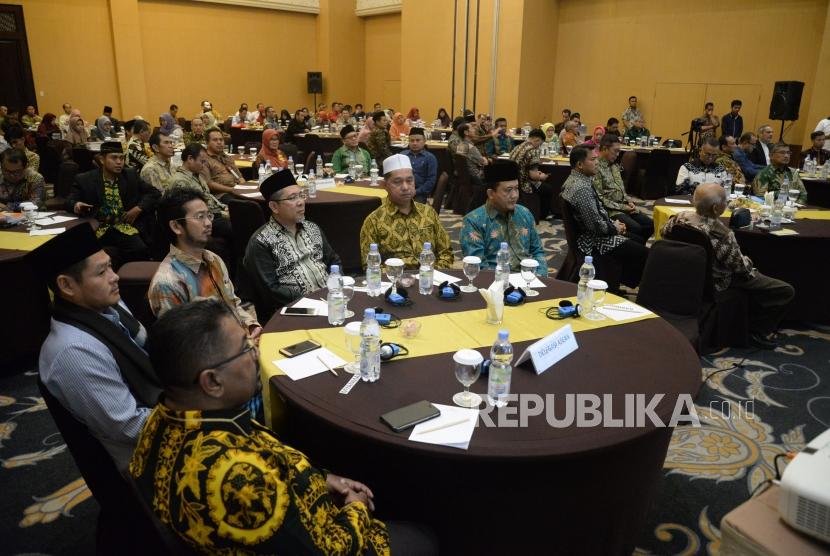 Sejumlah peserta mengikuti acara pembukaan 1st International Conference on Religion and Education (INCRE) di Bintaro, Tangsel, Banten,Selasa (8/10) malam.