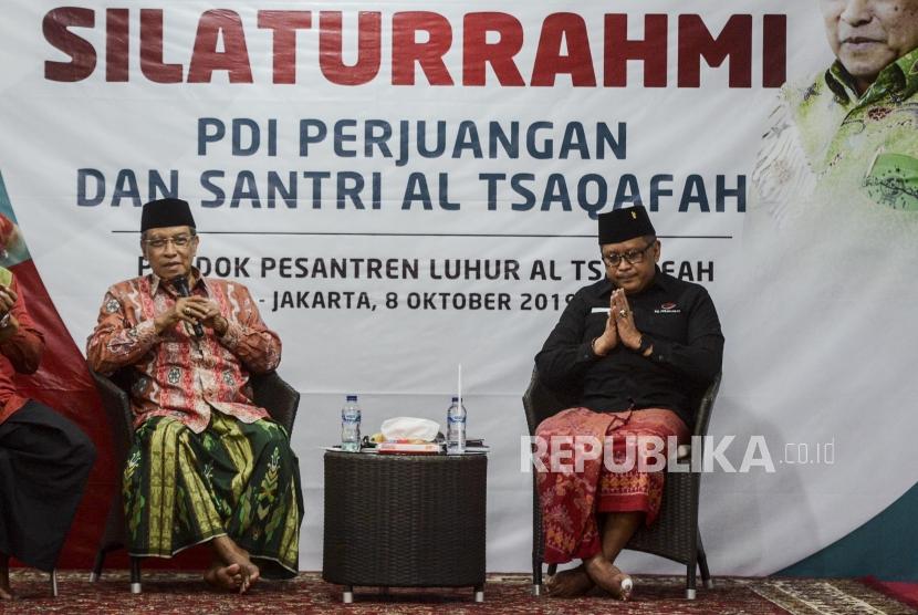 Ketua Umum PBNU KH. Said Aqil Siradj bersama Sekjen PDI Perjuangan Hasto Kristiyanto saat menghadiri pertemuan di Pondok Pesantren Luhur Al Tsaqafah, Jakarta, Selasa (8/10).