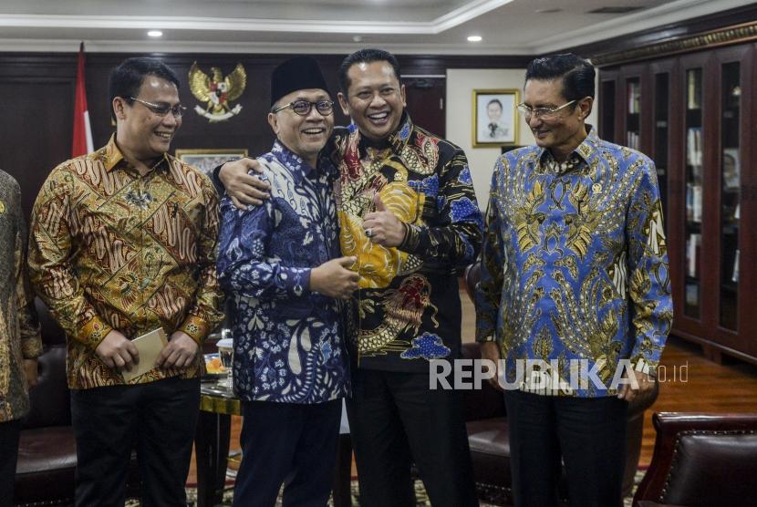 Ketua MPR Bambang Soesatyo (kedua kanan) bersama sembilan Wakil Ketua MPR Ahmad Basarah Zulkifli Hasan dan Fadel Muhammad (dari kiri) sebelum memulai rapat perdana pimpinan MPR periode 2019-2024 di Gedung Nusantara III, Kompleks Parlemen Senayan, Jakarta, Rabu (9/10/2019).