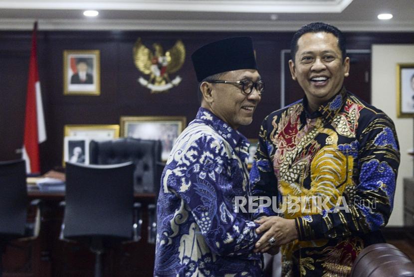 Ketua MPR Bambang Soesatyo (tengah) bersama Wakil Ketua MPR Zulkifli Hasan bersalaman sebelum memulai rapat perdana pimpinan MPR periode 2019-2024 di Gedung Nusantara III, Kompleks Parlemen Senayan, Jakarta, Rabu (9/10/2019).
