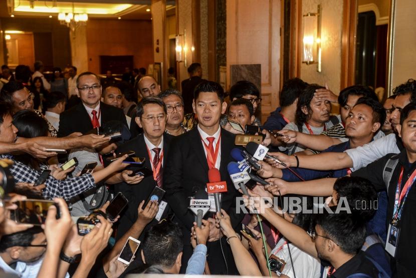 Ketua Umum Komite Olimpiade Indonesia (KOI) terpilih periode 2019-2023 Raja Sapta Oktohari menjawab pertanyaan wartawan saat Kongres KOI di Jakarta, Rabu (9/10).
