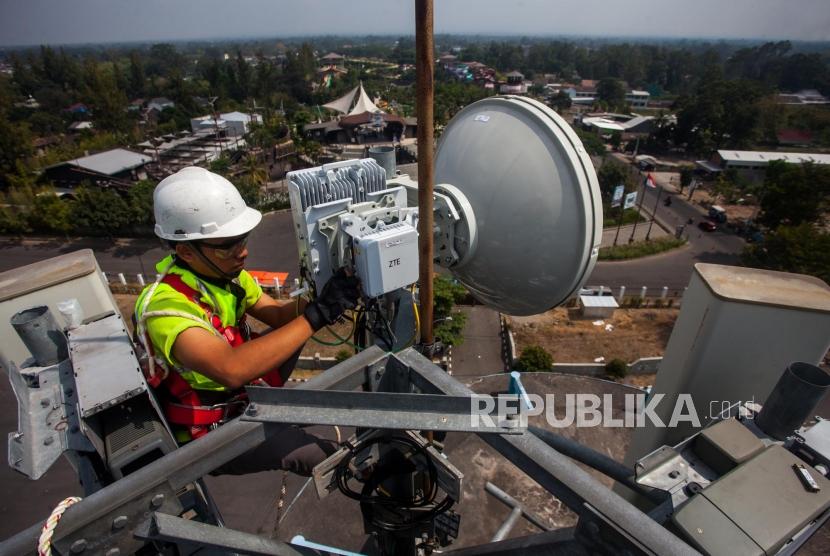 Pekerja melakukan perawatan berkala menara (tower) telekomunikasi milik PT Tower Bersama Infrastructure Tbk (TBIG) di Stadion Maguwoharjo, Depok, Sleman, DI Yogyakarta. ilustrasi