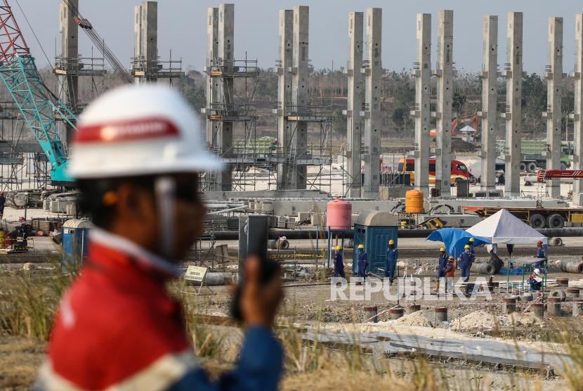 Pekerja beraktivitas di area Proyek Pengembangan Lapangan Gas Unitisasi Jambaran-Tiung Biru (JTB) usai prosesi Tajak Sumur di Desa Bandungrejo, Bojonegoro, Jawa Timur, Rabu (9/10/2019).