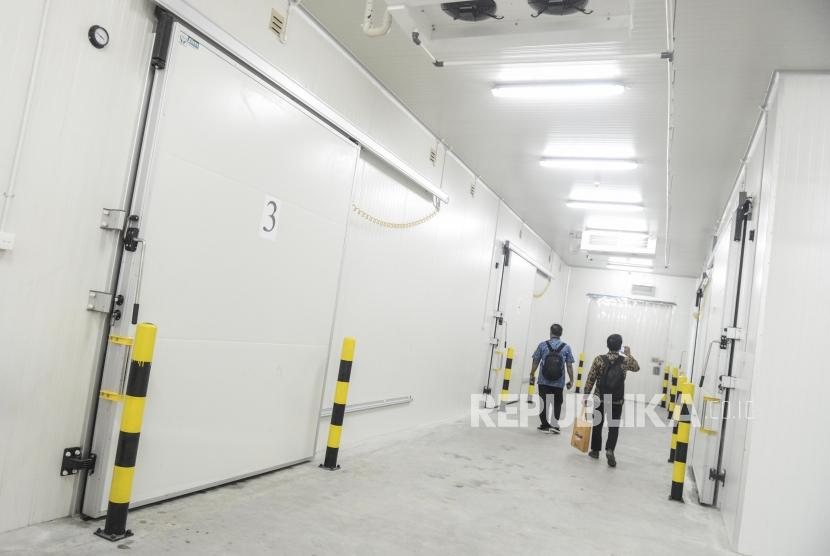 Pekerja melihat kondisi cold storage usai diresmikan di Jalan Muara Baru Raya, Penjaringan, Jakarta, Kamis (10/10).
